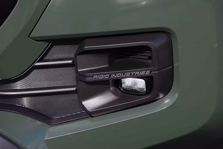 Ngoài ra trong khi Hilux có thêm tùy chọn cabin đơn thì đàn anh Tacoma chỉ được cung cấp duy nhất với biến thể cabin kép.