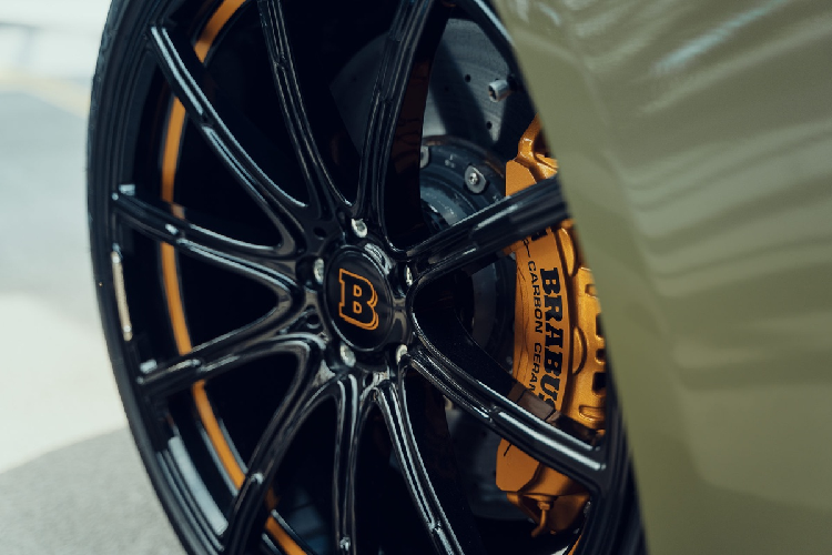 Mercedes-AMG GT 63 S độ Brabus kèm là bộ mâm đúc thể thao Brabus Monoblock Z kích thước 21 inch ở cầu trước và 22 inch ở cầu sau, kết hợp cùng lốp hiệu suất cao Pirelli P Zero và đĩa phanh carbon ceramic.