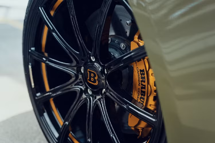 Mercedes-AMG GT 63 S độ Brabus kèm là bộ mâm đúc thể thao Brabus Monoblock Z kích thước 21 inch ở cầu trước và 22 inch ở cầu sau, kết hợp cùng lốp hiệu suất cao Pirelli P Zero và đĩa phanh carbon ceramic.