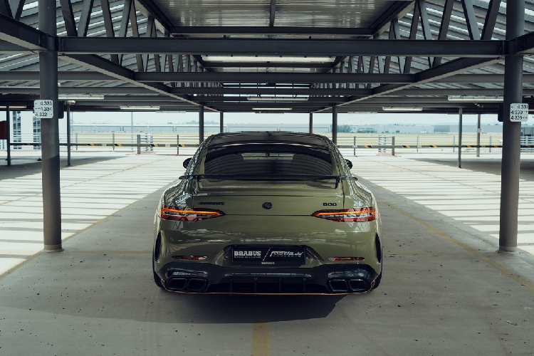 Tương tự cản trước, cản sau của xe với khuếch tán gió kích thước lớn được làm từ sợi carbon. Phiên bản AMG GT 63 S sở hữu cánh gió khí động học cố định.