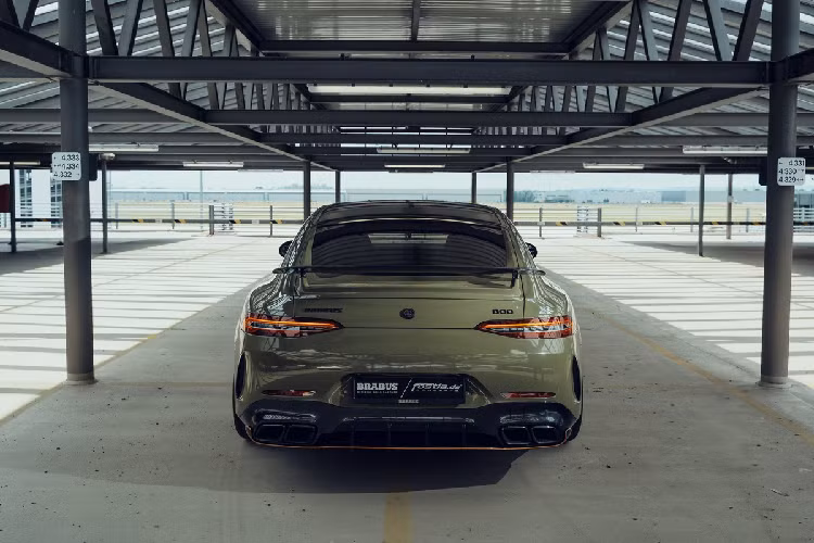 Tương tự cản trước, cản sau của xe với khuếch tán gió kích thước lớn được làm từ sợi carbon. Phiên bản AMG GT 63 S sở hữu cánh gió khí động học cố định.