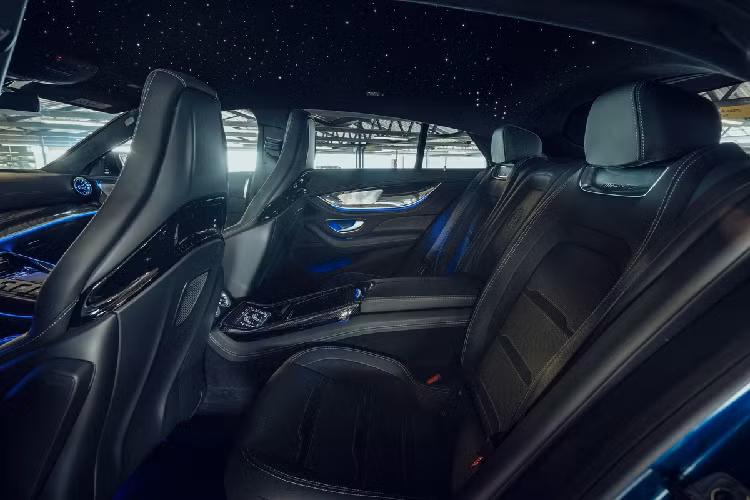 Trần xe được Brabus trang bị thiết kế bầu trời sao, tương tự các dòng xe Rolls-Royce. Mercedes-AMG GT 63 S được trang bị tiêu chuẩn động cơ V8 dung tích 4.0L, sản sinh công suất 639 mã lực và mô-men xoắn 900 Nm.