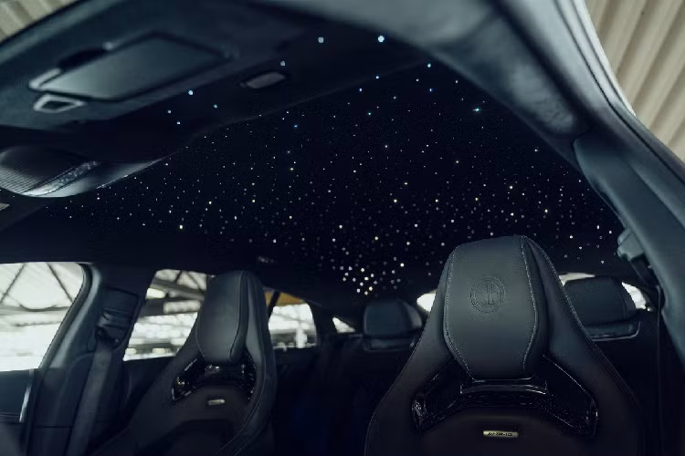 Tuy nhiên, dưới "bàn tay" của Brabus, chiếc xe được trang bị gói nâng cấp PowerXtra B40S-800 với sức mạnh 800 mã lực và mô-men xoắn 1.000 Nm.