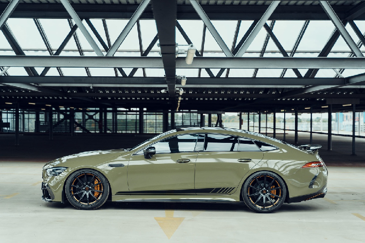 Hệ thống treo cũng được nâng cấp, giúp chiều cao của xe được hạ thấp hơn. Chiếc xe có khả năng tăng tốc 0-100 km/h trong 2,9 giây, nhanh hơn 0,3 giây so với phiên bản tiêu chuẩn. Tốc độ tối đa có thể lên đến 315 km/h. Mức giá xe Mercedes-AMG GT 63 S độ Brabus hiện chưa được công bố chính thức.