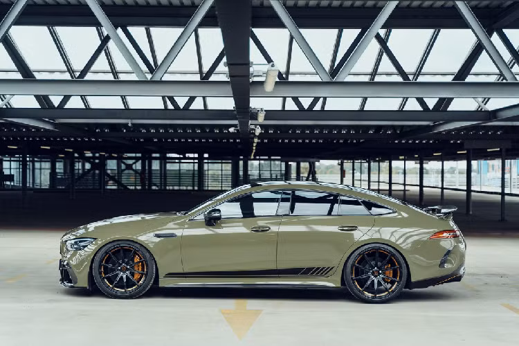 Hệ thống treo cũng được nâng cấp, giúp chiều cao của xe được hạ thấp hơn. Chiếc xe có khả năng tăng tốc 0-100 km/h trong 2,9 giây, nhanh hơn 0,3 giây so với phiên bản tiêu chuẩn. Tốc độ tối đa có thể lên đến 315 km/h. Mức giá xe Mercedes-AMG GT 63 S độ Brabus hiện chưa được công bố chính thức.