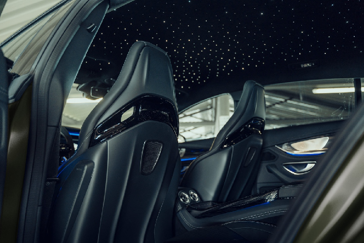 Hàng ghế trước là phiên bản thể thao với bề mặt bọc da Nappa và Dinamica. Hàng ghế sau với bố trí 2 chỗ ngồi, ở giữa là màn hình phụ giúp hành khách quan sát các thông số vận hành của xe.