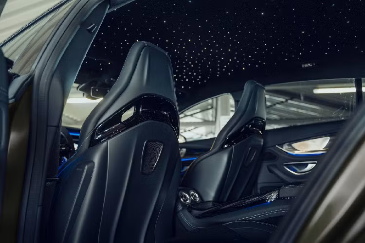 Hàng ghế trước là phiên bản thể thao với bề mặt bọc da Nappa và Dinamica. Hàng ghế sau với bố trí 2 chỗ ngồi, ở giữa là màn hình phụ giúp hành khách quan sát các thông số vận hành của xe.