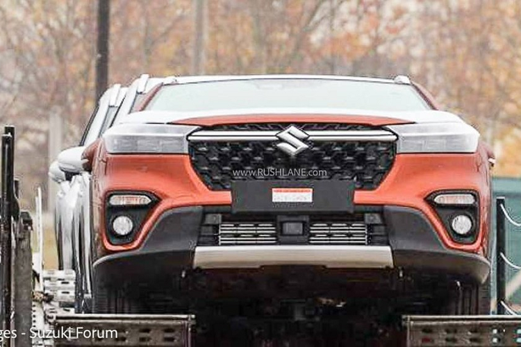 Tiếp đến là cụm đèn pha hoàn toàn mới, được chia thành 2 tầng nhờ nẹp mạ crôm bên trong. Nửa trên là dải đèn LED định vị ban ngày trong khi bên dưới là 3 bóng đèn pha dạng LED vừa hiện đại vừa gọn gàng hơn trước. Bên dưới là cản trước "cơ bắp" hơn và hốc gió trung tâm hình chữ nhật, đi kèm ốp màu bạc bên dưới. Ở hai bên là đèn sương mù trước hình tròn và đèn báo rẽ nằm ngang.