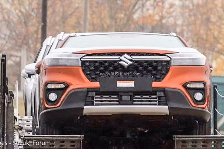 Tiếp đến là cụm đèn pha hoàn toàn mới, được chia thành 2 tầng nhờ nẹp mạ crôm bên trong. Nửa trên là dải đèn LED định vị ban ngày trong khi bên dưới là 3 bóng đèn pha dạng LED vừa hiện đại vừa gọn gàng hơn trước. Bên dưới là cản trước "cơ bắp" hơn và hốc gió trung tâm hình chữ nhật, đi kèm ốp màu bạc bên dưới. Ở hai bên là đèn sương mù trước hình tròn và đèn báo rẽ nằm ngang.