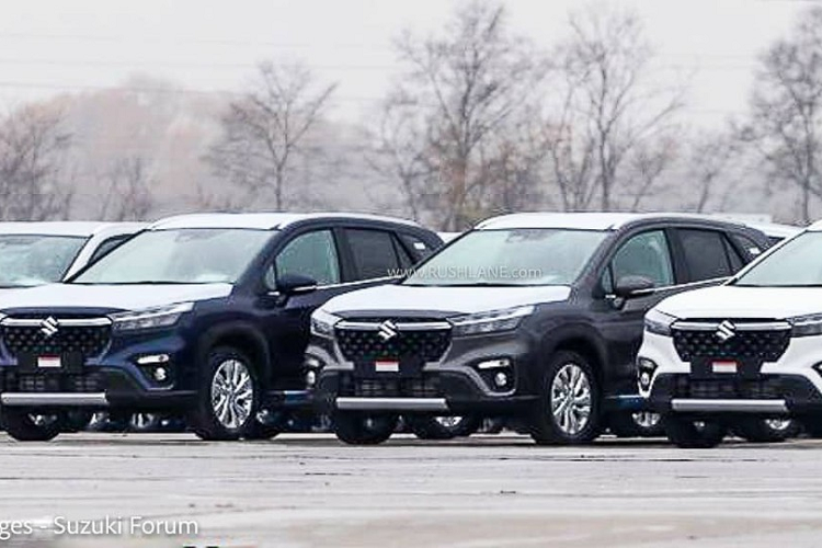 Cách đây vài ngày, hình ảnh rò rỉ đầu tiên của Suzuki S-Cross 2022 mới sắp ra mắt thị trường châu Âu đã lan truyền trên mạng. Chẳng bao lâu sau đó, Suzuki S-Cross 2022 đã lộ diện hoàn toàn qua hình ảnh chụp tại đại lý và trên đường phố.
