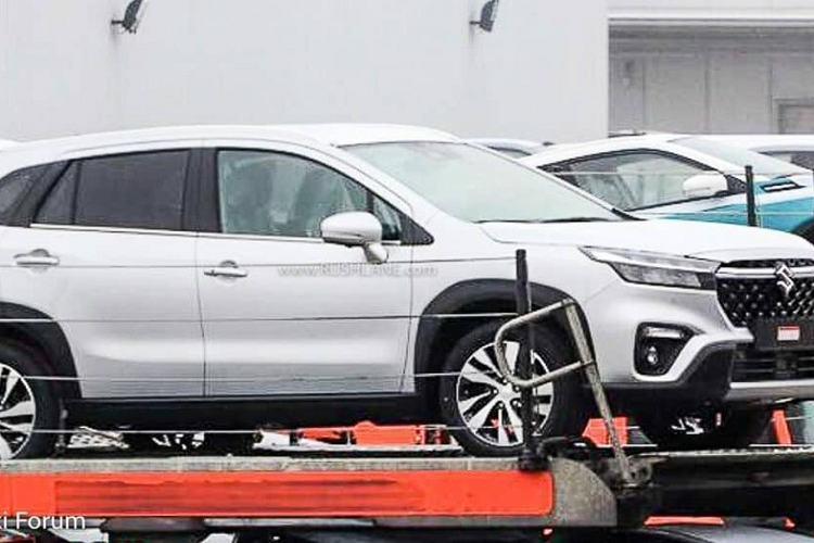 Vòng sang bên sườn, chúng ta sẽ thấy nẹp nhựa màu đen bao quanh hốc bánh và nóc dốc dần về phía sau. Tùy phiên bản, xe sẽ có nẹp màu bạc bên dưới cửa. Ngoài ra, gương ngoại thất của xe còn được chuyển xuống cửa, mang đến thiết kế khí động lực học tốt hơn.