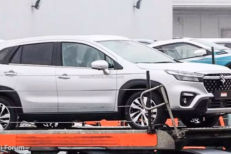 Vòng sang bên sườn, chúng ta sẽ thấy nẹp nhựa màu đen bao quanh hốc bánh và nóc dốc dần về phía sau. Tùy phiên bản, xe sẽ có nẹp màu bạc bên dưới cửa. Ngoài ra, gương ngoại thất của xe còn được chuyển xuống cửa, mang đến thiết kế khí động lực học tốt hơn.