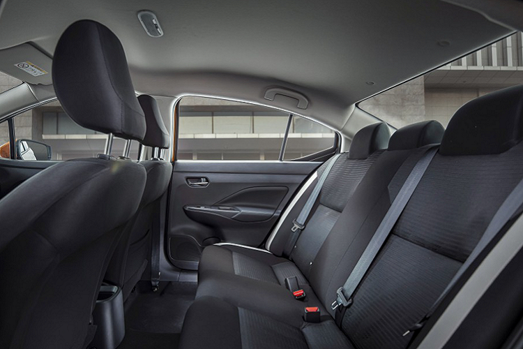 Nội thất sử dụng màn hình giải trí 8 inch, AM/FM/USB/Cổng kết nối AUX, Bluetooth, hỗ trợ kết nối Apple Carplay, nghe nhận cuộc gọi, camera 360, 6 loa giải trí. Đồng hồ hỗ trợ lái Digital cùng màn hình siêu sáng 7 inch. Ghế bọc Nỉ.