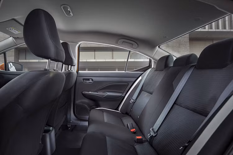 Nội thất sử dụng màn hình giải trí 8 inch, AM/FM/USB/Cổng kết nối AUX, Bluetooth, hỗ trợ kết nối Apple Carplay, nghe nhận cuộc gọi, camera 360, 6 loa giải trí. Đồng hồ hỗ trợ lái Digital cùng màn hình siêu sáng 7 inch. Ghế bọc Nỉ.