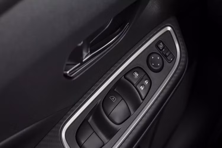 Ở phiên bản tiêu chuẩn, Nissan Almera 2021 trang bị đèn pha halogen, đèn hậu LED. Nội thất trang bị giải trí và kết nối Radio AM/FM, USB, AUX, 4 loa. Đồng hồ hỗ trợ lái sử dụng màn Analog kết hợp với màn hình thông tin, Ghế bọc Nỉ, không có tính năng khoá cửa từ xa.