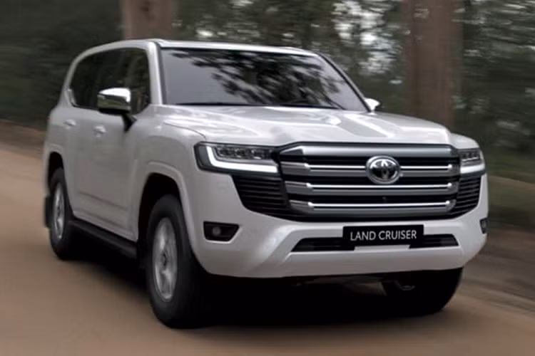 Ngoài ra, nội thất Land Cruiser 2022 bản VX có thể giảm một số trang bị như nhận dạng vân tay, trong khi bảng đồng hồ có màn hình hiển thị thông tin người lái có thể giảm từ 7 inch xuống còn 4,2 inch…