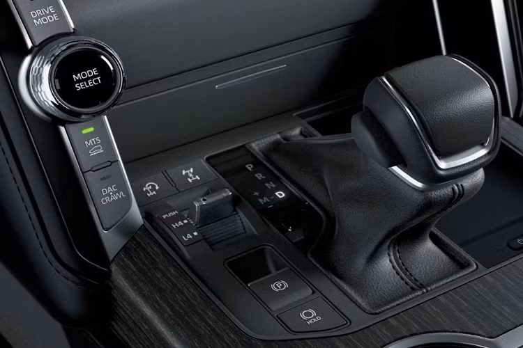 Tại thị trường Nhật Bản, Toyota Land Cruiser 2022 được bán ra với tổng cộng 5 phiên bản bao gồm: GX, AX, VX, ZX và GR-S. Có thể thấy, bản VX không phải là bản thấp, phiên bản này chỉ nằm dưới phiên bản ZX cao cấp nhất và phiên bản GR-S thiên hướng thể thao.