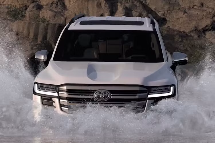 So với Land Cruiser 2022 phiên bản full trang bị như VX-R dành cho thị trường Trung Đông, nhập tư nhân có giá hơn 6 tỷ đồng, thì Land Cruiser 2022 nhập chính hãng có giá rẻ hơn khoảng 2 tỷ đồng.