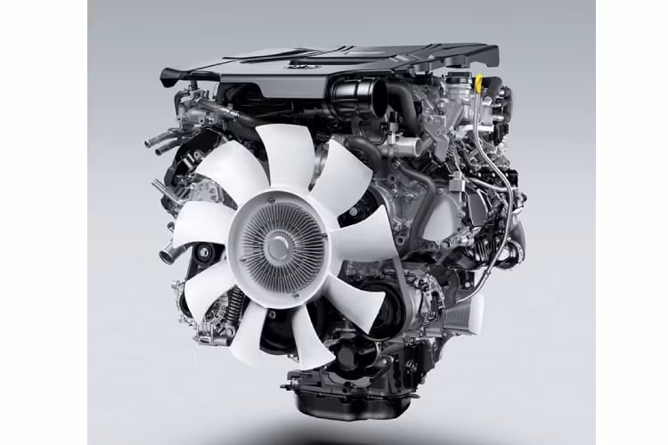 Tương tự thế hệ cũ, mẫu xe SUV Toyota Land Cruiser 2022 được nhập khẩu trực tiếp từ Nhật Bản. Theo hình ảnh từ Toyota Việt Nam, có thể thấy Land Cruiser 2022 phiên bản VX nhập chính hãng sở hữu ngoại thất và cấp độ trang trí khác biệt (mâm, cản trước, ốp mạ crôm trang trí…) so với phiên bản dành cho thị trường Trung Đông (EXR, GXR và VXR).