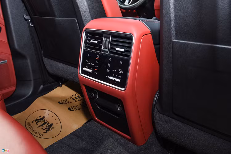 Porsche Cayenne Turbo được trang bị động cơ V8 tăng áp kép 4.0L, công suất 542 mã lực, mô-men xoắn 770 Nm, hộp số 8 cấp Tiptronic S và hệ dẫn động 4 bánh toàn thời gian.