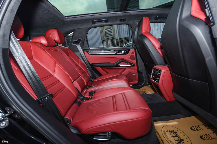 Song song đó, chiếc xe trong bài viết có thêm một số tùy chọn nâng cấp như gói thể thao Sport Chrono, trần xe bọc Alcantara, cửa sổ trời toàn cảnh hay điều hòa tự động 4 vùng độc lập.