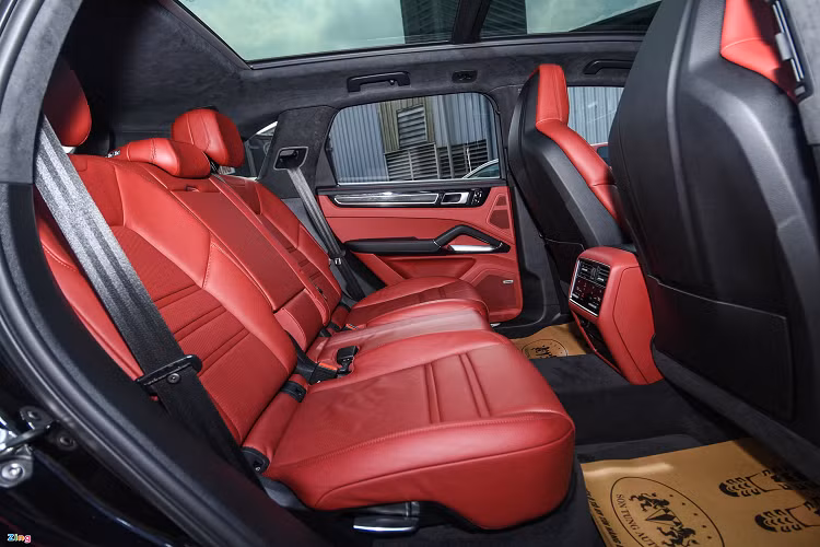 Song song đó, chiếc xe trong bài viết có thêm một số tùy chọn nâng cấp như gói thể thao Sport Chrono, trần xe bọc Alcantara, cửa sổ trời toàn cảnh hay điều hòa tự động 4 vùng độc lập.