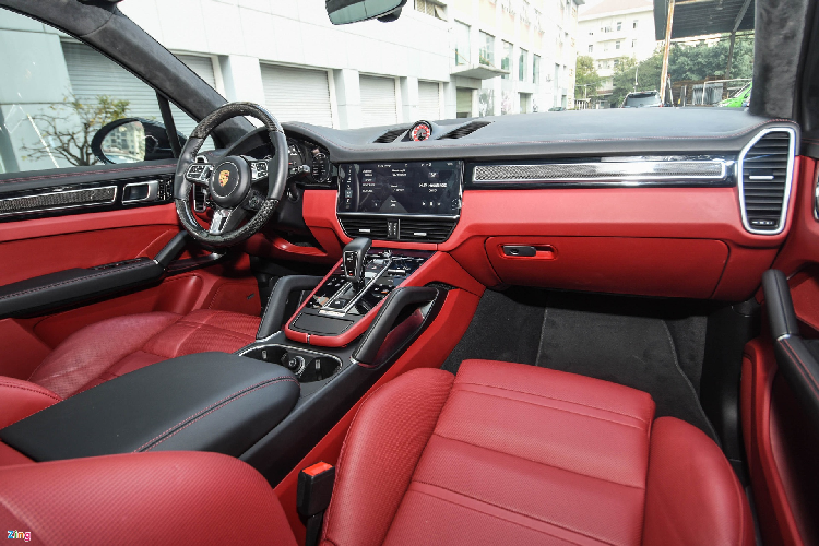 Một số trang bị tiện nghi đáng chú ý của Porsche Cayenne Turbo 2020 mới gồm ghế ngồi thể thao, chỉnh điện 18 hướng tích hợp sưởi ghế, sưởi vô-lăng, màn hình trung tâm kích cỡ lớn, độ phân giải cao và hệ thống âm thanh Bose 710 W.