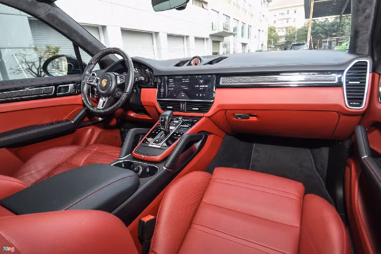 Một số trang bị tiện nghi đáng chú ý của Porsche Cayenne Turbo 2020 mới gồm ghế ngồi thể thao, chỉnh điện 18 hướng tích hợp sưởi ghế, sưởi vô-lăng, màn hình trung tâm kích cỡ lớn, độ phân giải cao và hệ thống âm thanh Bose 710 W.