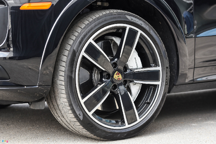 Bên cạnh đó, đèn pha của xe cũng được nâng cấp từ dạng LED lên LED ma trận (PDLS Plus). Porsche Cayenne Turbo 2020 được trang bị tiêu chuẩn cặp ống xả kép, đi kèm cánh gió trên mui.