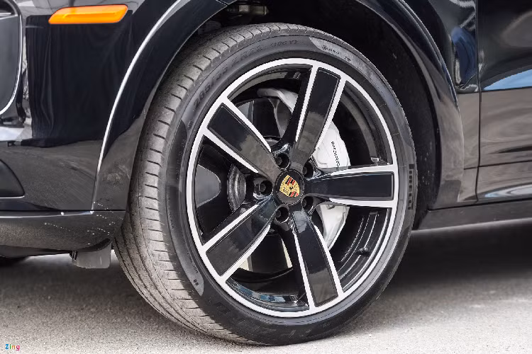 Bên cạnh đó, đèn pha của xe cũng được nâng cấp từ dạng LED lên LED ma trận (PDLS Plus). Porsche Cayenne Turbo 2020 được trang bị tiêu chuẩn cặp ống xả kép, đi kèm cánh gió trên mui.