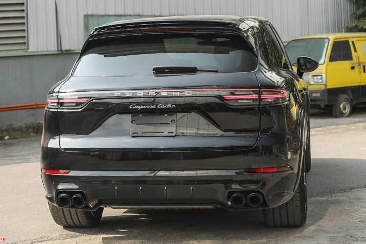 So với biến thể Cayenne Turbo tiêu chuẩn, chiếc xe trong bài viết có thêm một số tùy chọn nâng cấp. Tiêu biểu là bộ la-zăng 5 chấu đơn sơn đen bóng kích cỡ 22 inch, đi kèm ốp vòm lốp đồng màu thân xe. Trên chiếc Porsche Cayenne chính hãng, option này có giá khoảng hơn 270 triệu đồng .