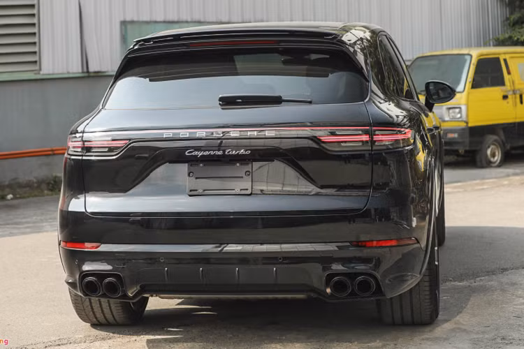So với biến thể Cayenne Turbo tiêu chuẩn, chiếc xe trong bài viết có thêm một số tùy chọn nâng cấp. Tiêu biểu là bộ la-zăng 5 chấu đơn sơn đen bóng kích cỡ 22 inch, đi kèm ốp vòm lốp đồng màu thân xe. Trên chiếc Porsche Cayenne chính hãng, option này có giá khoảng hơn 270 triệu đồng .