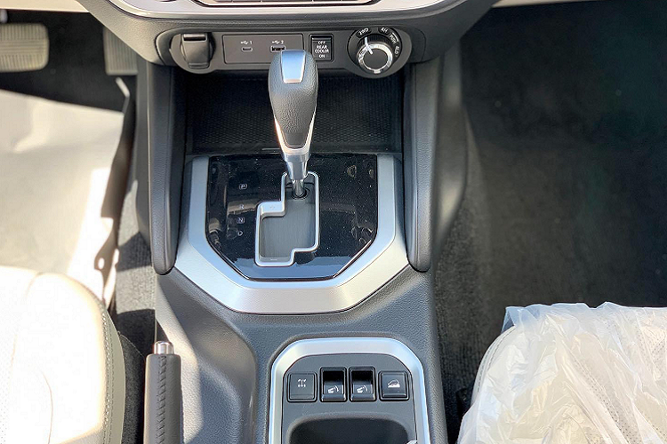 Tại thị trường Trung Đông, Nissan Terra 2021 được trang bị động cơ xăng 4cyl 2.5L hút khí tự nhiên, cho công suất 165 mã lực và mô-men xoắn cực đại 241Nm. Sử dụng kết hợp với hộp số tự động 7 cấp có chế độ 2 cầu chậm (4LO). Phiên bản 2 cầu (4WD) được trang bị khoá vi sai điện tử cùng với hệ thống Kiểm soát đổ đèo và Hỗ trợ khởi hành ngang dốc.