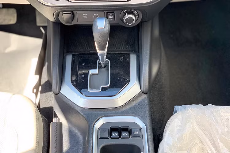 Tại thị trường Trung Đông, Nissan Terra 2021 được trang bị động cơ xăng 4cyl 2.5L hút khí tự nhiên, cho công suất 165 mã lực và mô-men xoắn cực đại 241Nm. Sử dụng kết hợp với hộp số tự động 7 cấp có chế độ 2 cầu chậm (4LO). Phiên bản 2 cầu (4WD) được trang bị khoá vi sai điện tử cùng với hệ thống Kiểm soát đổ đèo và Hỗ trợ khởi hành ngang dốc.