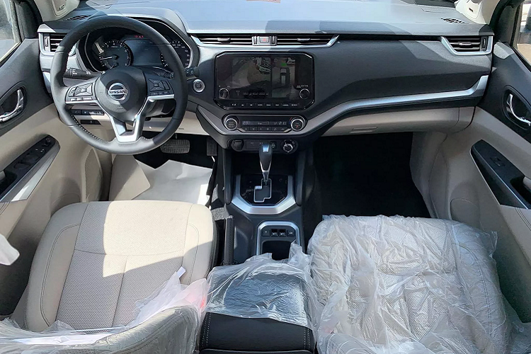 Bảng táp lô được thiết đa tầng, bọc da, cửa gió dạng tròn biến mất thay vào là kiểu đẹp mắt hơn. Cụm cần số và các nút bấm cũng được tái thiết kế tinh tế hơn. Nissan Terra 2021 được trang bị màn hình giải trí 11 inch ở phía sau với đầu vào HDMI đáp ứng giải trí cho cả gia đình, trong khi người ngồi ở hàng ghế thứ hai và thứ ba điều có cửa gió điều hoà được bố trí trên trần xe.