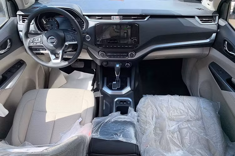 Bảng táp lô được thiết đa tầng, bọc da, cửa gió dạng tròn biến mất thay vào là kiểu đẹp mắt hơn. Cụm cần số và các nút bấm cũng được tái thiết kế tinh tế hơn. Nissan Terra 2021 được trang bị màn hình giải trí 11 inch ở phía sau với đầu vào HDMI đáp ứng giải trí cho cả gia đình, trong khi người ngồi ở hàng ghế thứ hai và thứ ba điều có cửa gió điều hoà được bố trí trên trần xe.