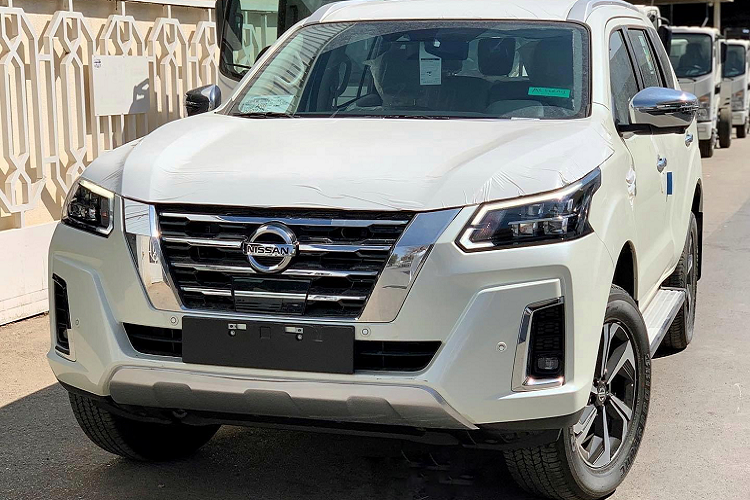 Nhìn từ phía sau, mẫu xe SUV Nissan Terra 2021 thế hệ mới cũng đã được thiết kế lại, cụm đèn hậu đồ họa lại với 2 đường viền LED sắc sảo. Riêng thanh crôm nối liền 2 cụm đèn hậu trông không được ăn khớp với tổng thể đuôi xe cho lắm.