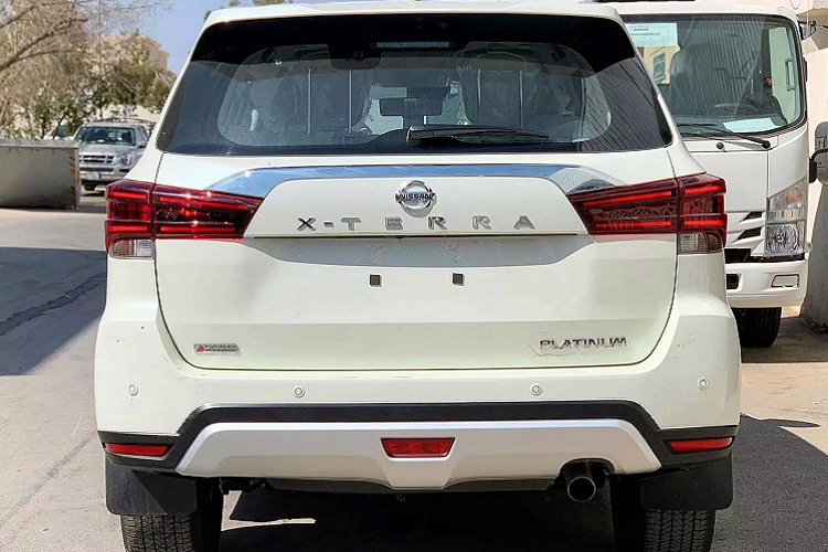 Nội thất Terra 2021 được “đập đi xây lại” với bảng điều khiển phía trước và vô lăng thiết kế mới nhìn đẹp mắt hơn hẳn. Nội thất Nissan Terra 2021 nổi bật với vô lăng 3 chấu thiết kế mới, hệ thống thông tin giải trí sử dụng màn hình cảm ứng 9 inch mới đang sử dụng trên X-Trail 2021 tại Mỹ.