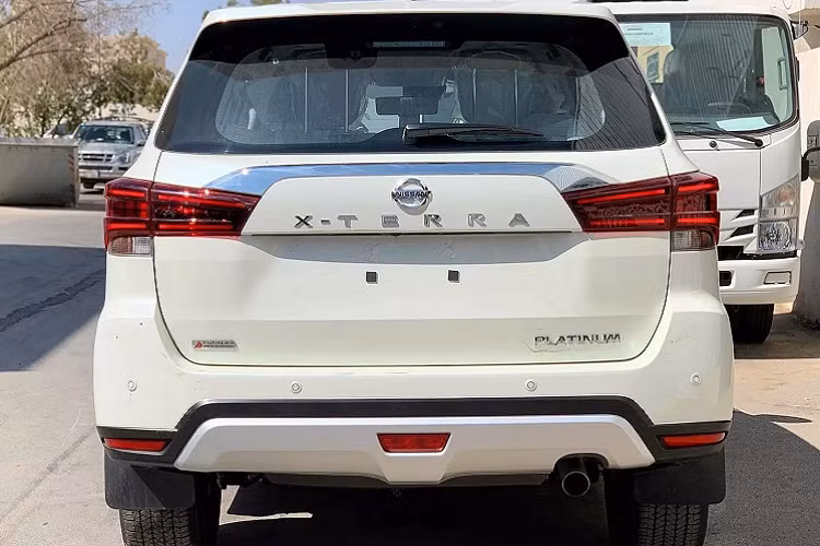 Nội thất Terra 2021 được “đập đi xây lại” với bảng điều khiển phía trước và vô lăng thiết kế mới nhìn đẹp mắt hơn hẳn. Nội thất Nissan Terra 2021 nổi bật với vô lăng 3 chấu thiết kế mới, hệ thống thông tin giải trí sử dụng màn hình cảm ứng 9 inch mới đang sử dụng trên X-Trail 2021 tại Mỹ.