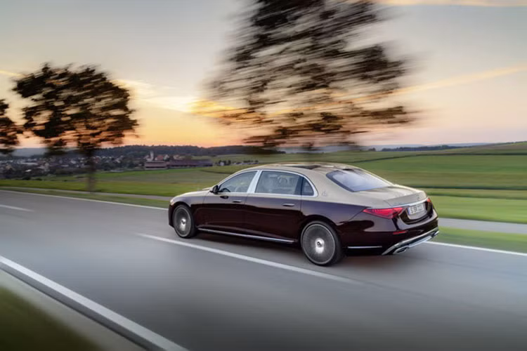 Về an toàn, Maybach S 680 2021 sở hữu hàng loạt công nghệ tiên tiến, nổi bật như hệ thống hỗ trợ giữ khoảng cách với các phương tiện trên đường, Stop-and-Go, hỗ trợ dừng khẩn cấp, hỗ trợ chuyển làn, hỗ trợ phanh chủ động, giới hạn tốc độ chủ động với nhận diện biển báo giao thông, hỗ trợ điểm mù với cảnh báo mở cửa, công nghệ liên lạc Car-to-X, hỗ trợ đỗ xe chủ động...
