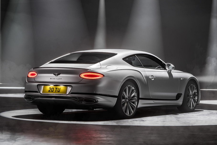 Động cơ của Bentley Continental GT Speed 2021 kết hợp với hộp số tự động ly hợp kép 7 cấp. Ngoài ra, xe còn có hệ thống treo khí nén và công nghệ cân bằng chống lật chủ động 48 V.