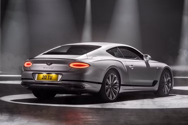 Động cơ của Bentley Continental GT Speed 2021 kết hợp với hộp số tự động ly hợp kép 7 cấp. Ngoài ra, xe còn có hệ thống treo khí nén và công nghệ cân bằng chống lật chủ động 48 V.
