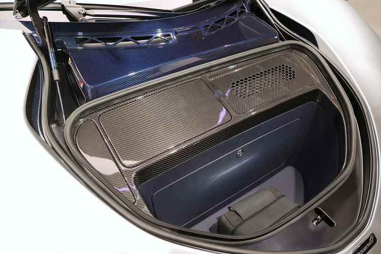 Dòng siêu xe McLaren Speedtail sở hữu động cơ xăng V8, tăng áp kép, dung tích 4.0 lít, tạo ra công suất 746 mã lực và mô-men xoắn cực đại 799 Nm và động cơ mô-tơ điện là 308 mã lực và 347 Nm. Hệ thống hybrid mang đến cho McLaren Speedtail tổng công suất tối đa 1.035 mã lực và mô-men xoắn cực đại 1.149 Nm