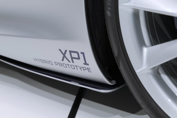 McLaren Speedtail XP ở Hồng Kông có ngoại thất sơn màu bạc kết hợp các phụ kiện bằng sợi carbon màu xanh cùng bộ che khí động học ở mâm trước bằng carbon đen bóng ấn tượng.