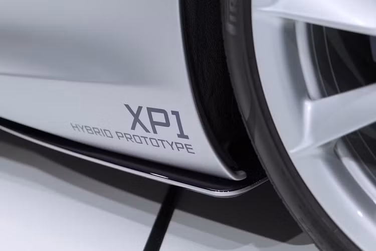 McLaren Speedtail XP ở Hồng Kông có ngoại thất sơn màu bạc kết hợp các phụ kiện bằng sợi carbon màu xanh cùng bộ che khí động học ở mâm trước bằng carbon đen bóng ấn tượng.