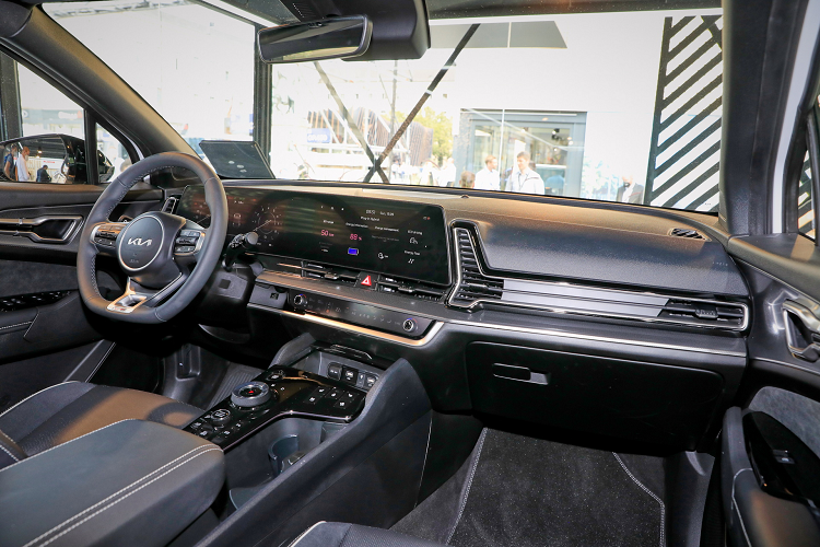 Mặc dù kích thước bên ngoài nhỏ gọn hơn phiên bản toàn cầu nhưng hành khách ngồi ở hàng ghế thứ 2 sẽ có khoảng để chân 996 mm và khoảng trống đầu là 998 mm. Dung tích khoang hành lý tiêu chuẩn là 591 lít và khi gập hàng ghế sau lại theo tỷ lệ 40:20:40, khoang hành lý có thể được mở rộng lên đến 1.780 lít.