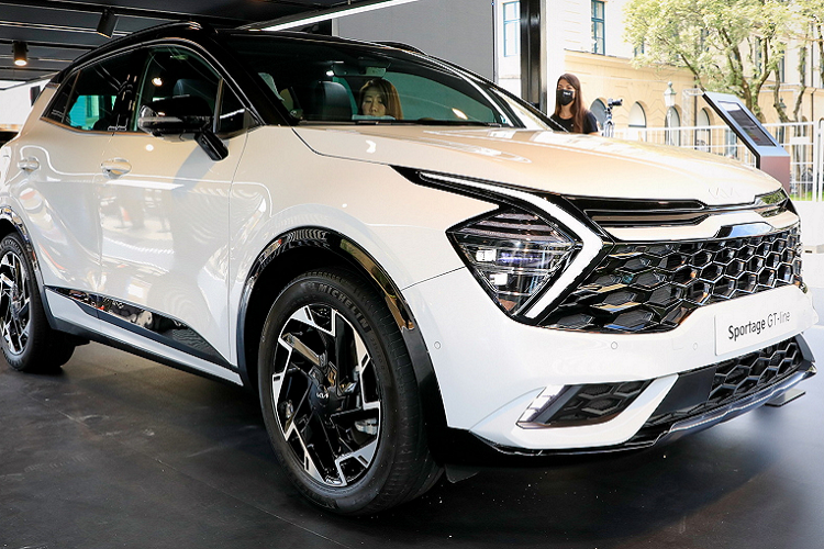 Kia Sportage 2022 bản châu Âu ra mắt tại Triển lãm ô tô quốc tế IAA ở Munich (Đức). Ngoài ra, phiên bản này còn nhận được huy hiệu đặc biệt, vòm bánh xe màu tối tương phản, chụp gương chiếu hậu sơn đen và mâm xe 18 inch màu tối.