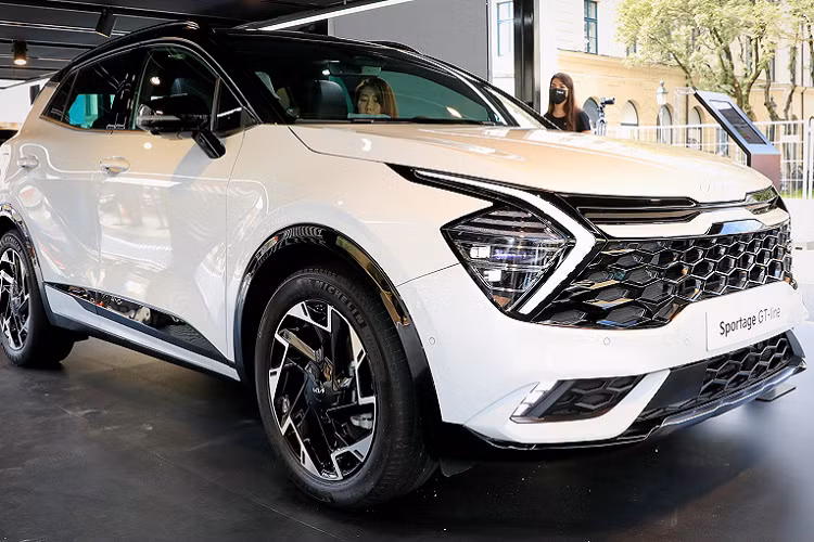 Kia Sportage 2022 bản châu Âu ra mắt tại Triển lãm ô tô quốc tế IAA ở Munich (Đức). Ngoài ra, phiên bản này còn nhận được huy hiệu đặc biệt, vòm bánh xe màu tối tương phản, chụp gương chiếu hậu sơn đen và mâm xe 18 inch màu tối.