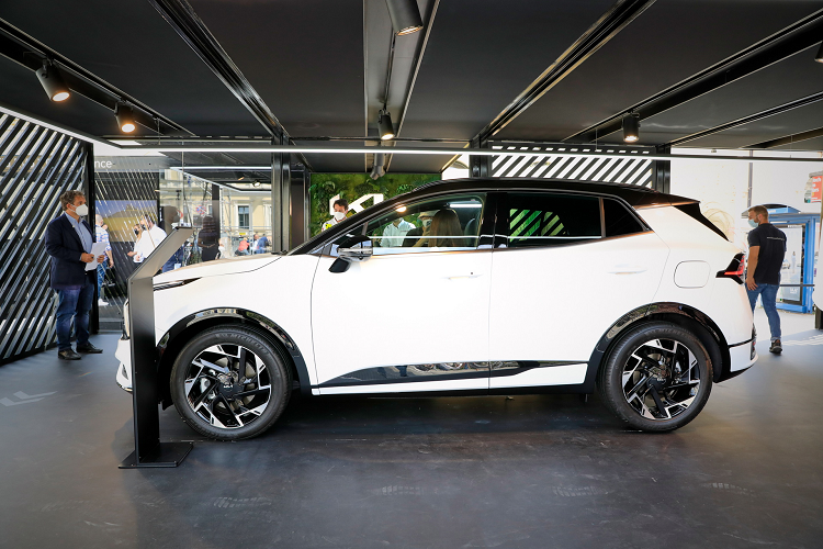 Cùng với sự đa dạng của động cơ, Kia cũng cung cấp một loạt các chế độ lái trên Sportage 2022. Theo đó, ngoài các chế độ Comfort, Eco và Sport,... Kia Sportage hoàn toàn mới còn có chế độ Terrain Mode mới được phát triển để lái xe trên tuyết, bùn và cát. Sportage mới cũng có Hệ thống treo điều khiển điện tử, liên tục điều chỉnh kiểm soát giảm xóc để giữ cho chiếc xe luôn trong trạng thái vận hành thể thao, thoải mái hoặc khả năng hoạt động tốt nhất có thể. 