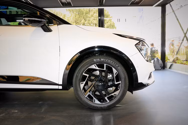 Lưới tản nhiệt hình mũi hổ đặc trưng được sơn màu đen kết hợp với cụm đèn pha Matrix LED nổi bật và dải đèn LED ban ngày hình boomerang